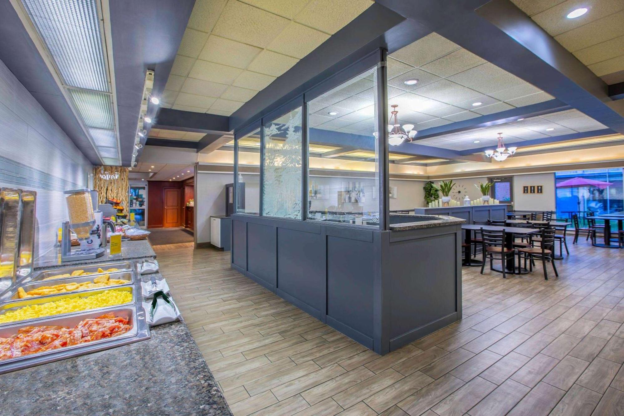 Days Inn By Wyndham Sudbury & Conference Centre Exterior foto